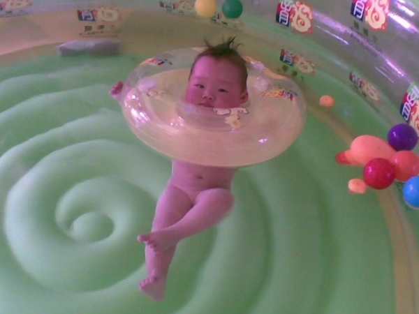 医生不建议婴儿游泳已辟谣，最佳月龄的宝宝可以试试