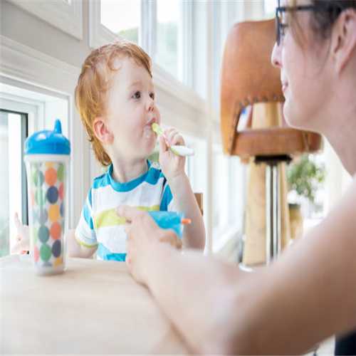 代孕哪里做的好_婴儿脸部清洁，年轻父母们记住这些方法
